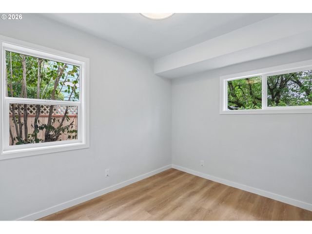 6850 Ne ROSELAWN St, Portland, OR 97218