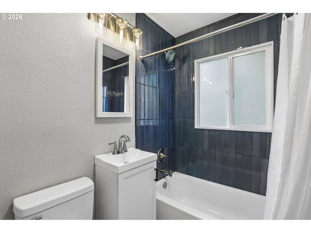 6850 Ne ROSELAWN St, Portland, OR 97218