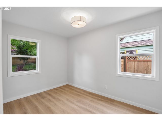 6850 Ne ROSELAWN St, Portland, OR 97218