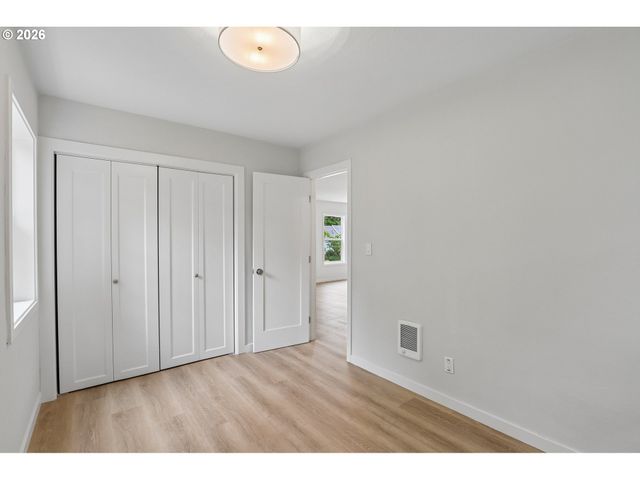 6850 Ne ROSELAWN St, Portland, OR 97218