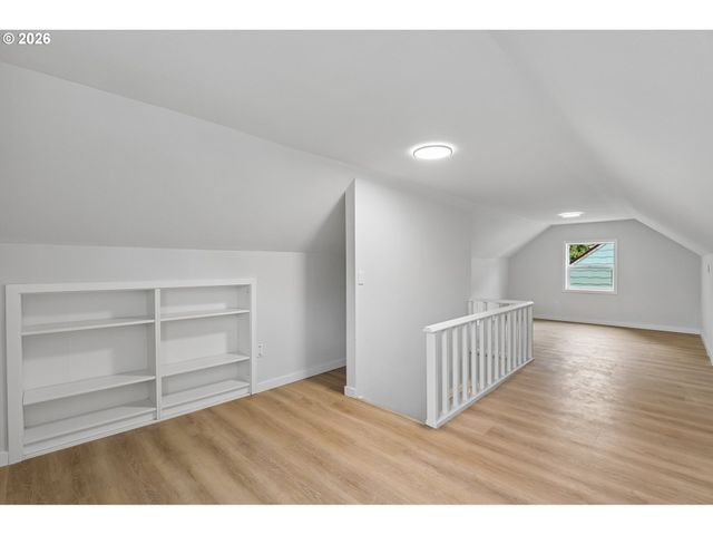 6850 Ne ROSELAWN St, Portland, OR 97218