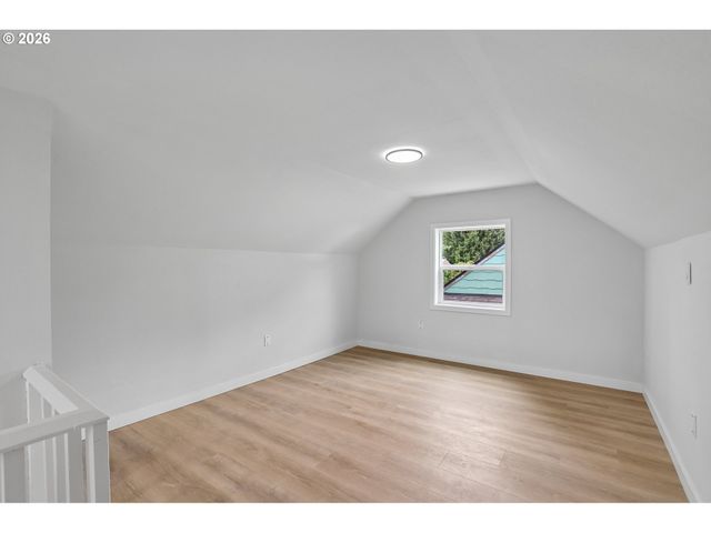 6850 Ne ROSELAWN St, Portland, OR 97218