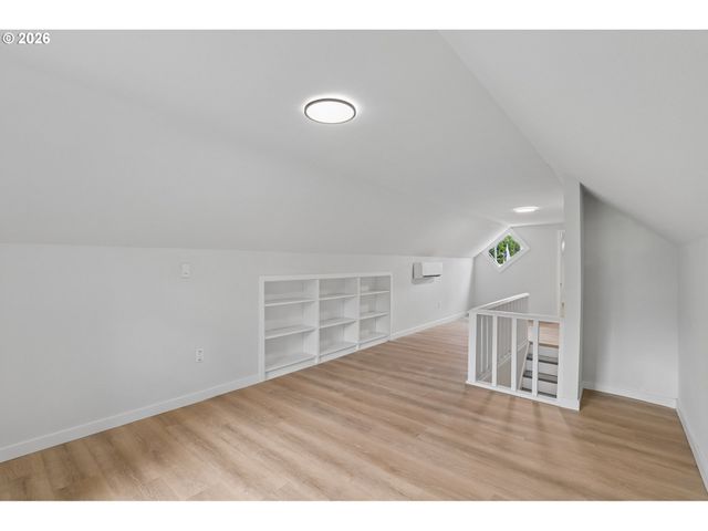 6850 Ne ROSELAWN St, Portland, OR 97218