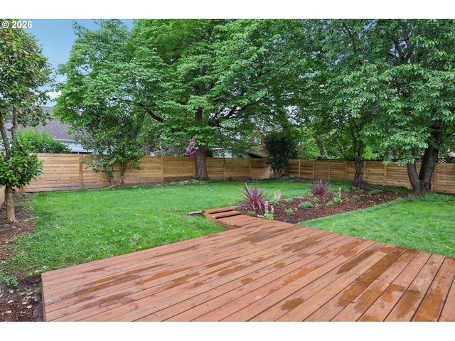 6850 Ne ROSELAWN St, Portland, OR 97218