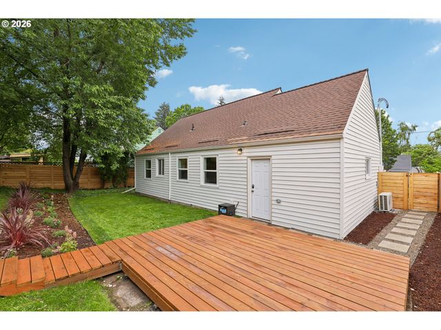 6850 Ne ROSELAWN St, Portland, OR 97218