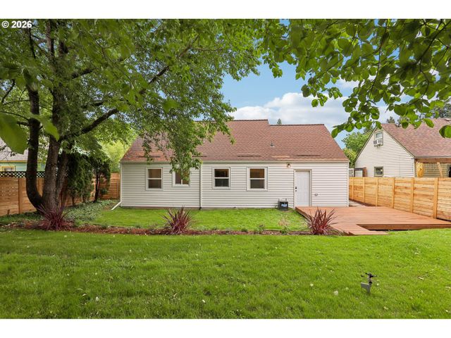 6850 Ne ROSELAWN St, Portland, OR 97218