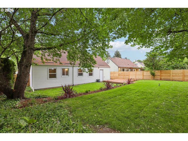 6850 Ne ROSELAWN St, Portland, OR 97218