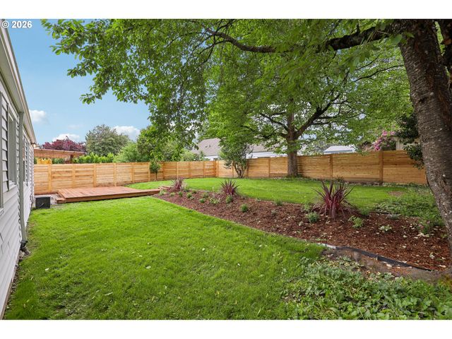 6850 Ne ROSELAWN St, Portland, OR 97218