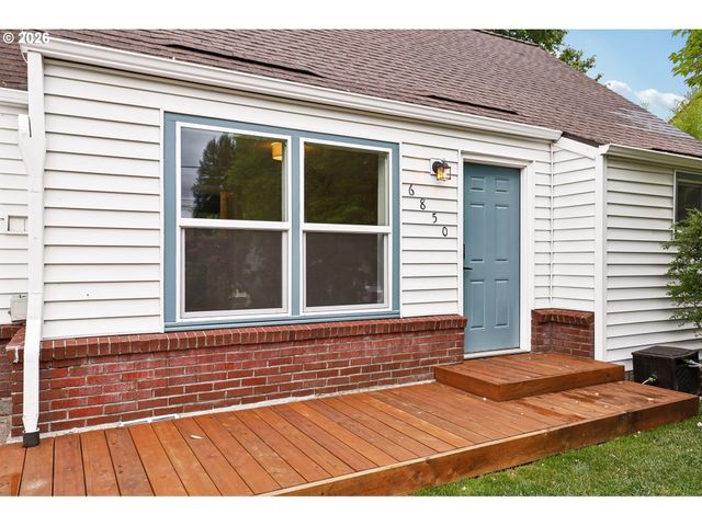 6850 Ne ROSELAWN St, Portland, OR 97218