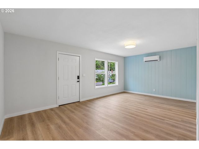 6850 Ne ROSELAWN St, Portland, OR 97218
