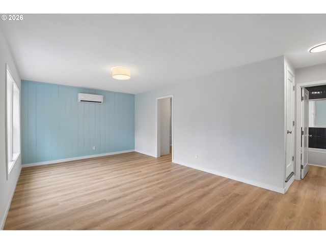 6850 Ne ROSELAWN St, Portland, OR 97218