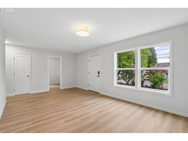 6850 Ne ROSELAWN St, Portland, OR 97218