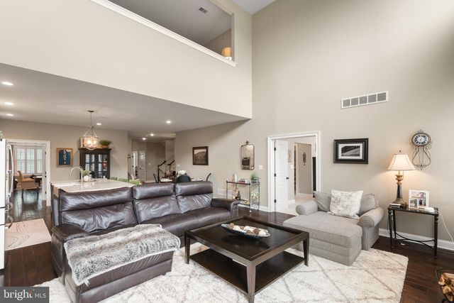 414 RAVENSCLIFF DR, Media, PA 19063