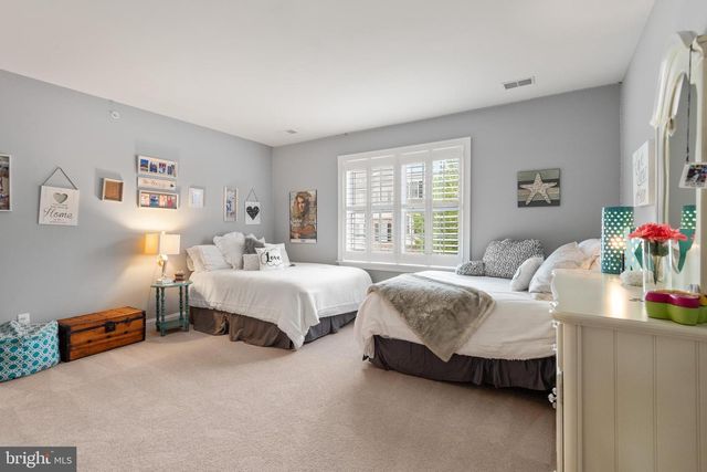 414 RAVENSCLIFF DR, Media, PA 19063