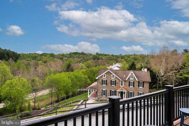 414 RAVENSCLIFF DR, Media, PA 19063