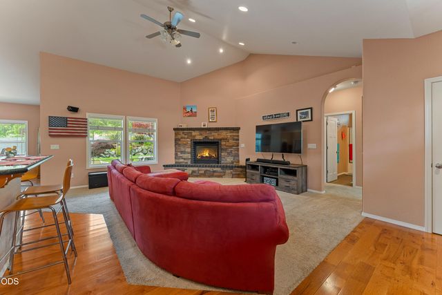 212 NW Canyon View Drive, Grants Pass, OR 97526