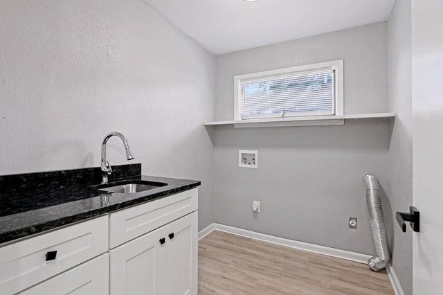 902 S Royal Rd, Wichita, KS 67207