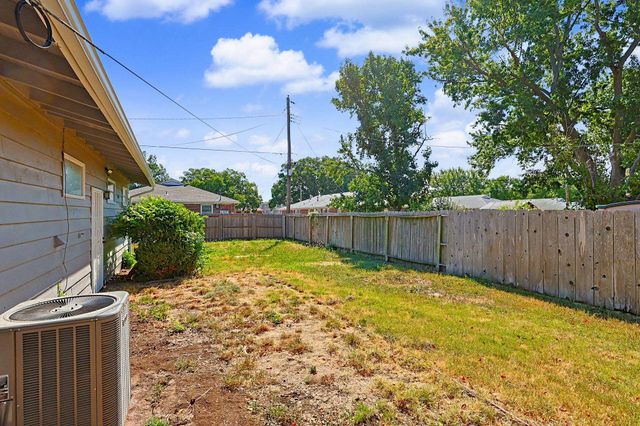 902 S Royal Rd, Wichita, KS 67207