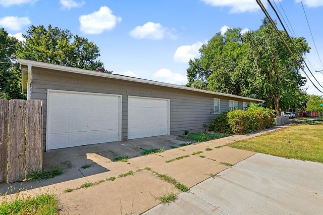 902 S Royal Rd, Wichita, KS 67207