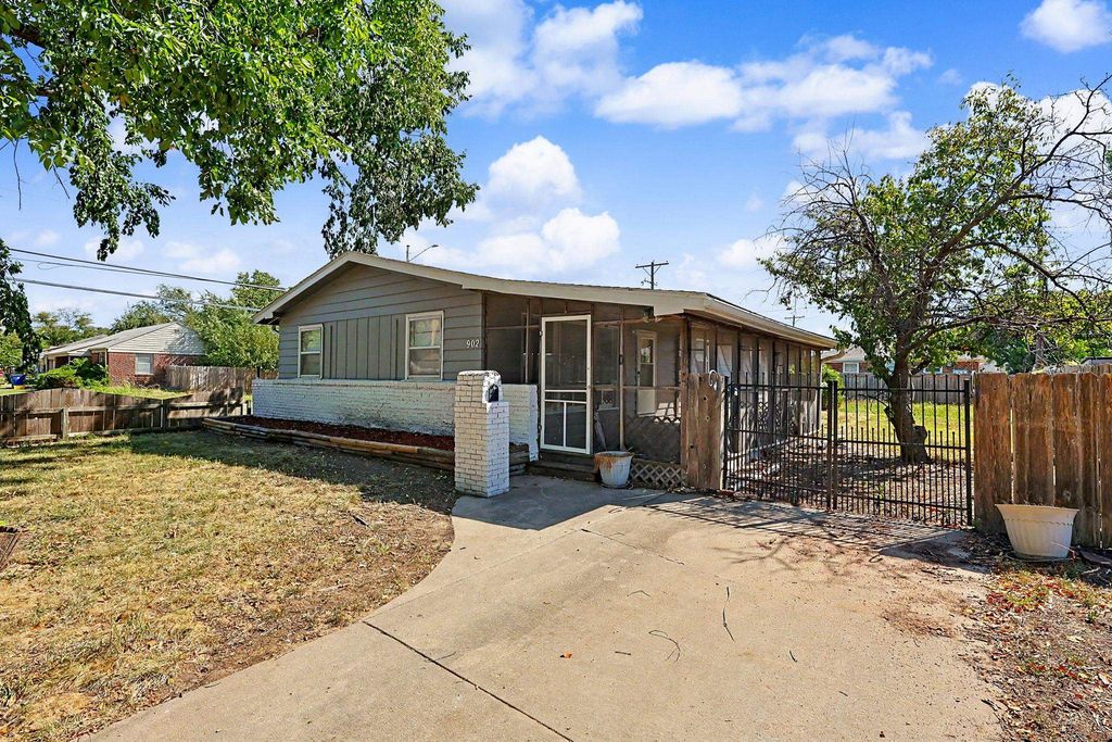 902 S Royal Rd, Wichita, KS 67207