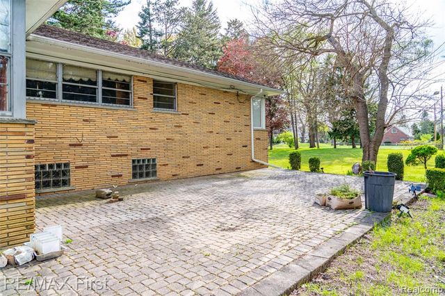 17397 Millar Road, Clinton Township, MI 48036