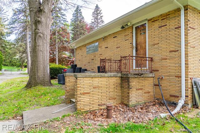 17397 Millar Road, Clinton Township, MI 48036