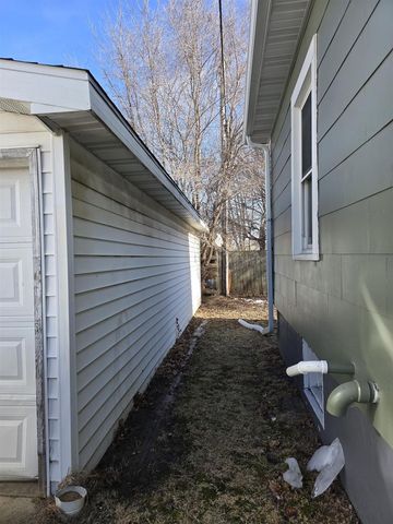 110 S WASHINGTON STREET, Berlin, WI 54923