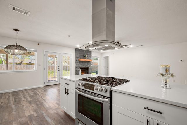 110 W Garrett RUN, Austin, TX 78753