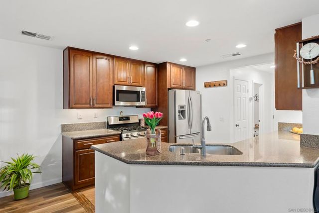 1783 Cottonwood Dr, Vista, CA 92081