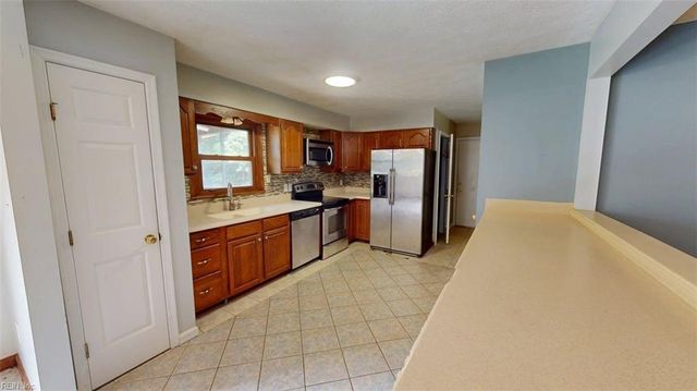 7404 Christopher Newport AVE, Gloucester Point, VA 23062