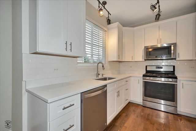 582 Declaration Lane, Aurora, IL 60502