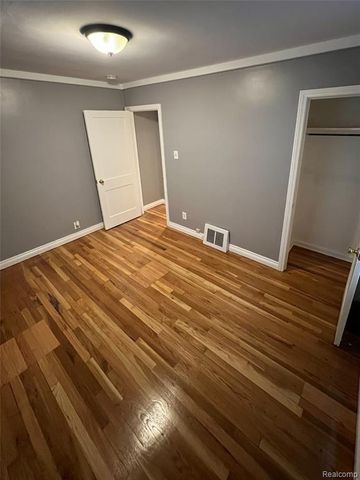 8277 N Sterling, Center Line, MI 48015