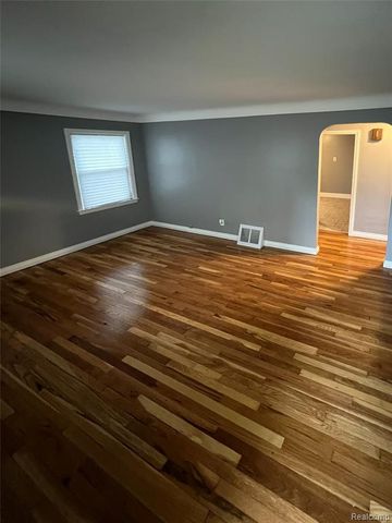 8277 N Sterling, Center Line, MI 48015