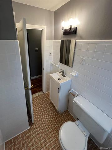 8277 N Sterling, Center Line, MI 48015