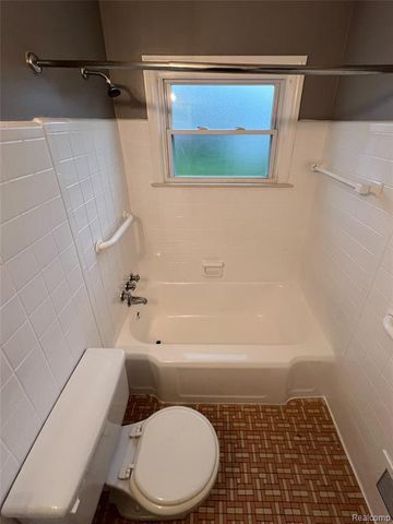 8277 N Sterling, Center Line, MI 48015
