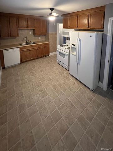 8277 N Sterling, Center Line, MI 48015