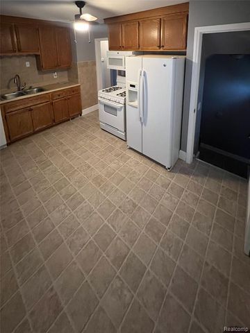 8277 N Sterling, Center Line, MI 48015
