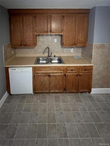 8277 N Sterling, Center Line, MI 48015
