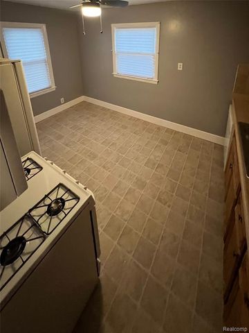 8277 N Sterling, Center Line, MI 48015