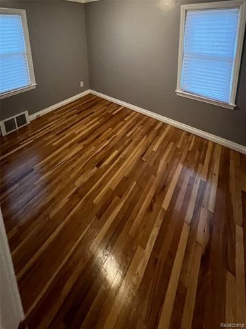 8277 N Sterling, Center Line, MI 48015