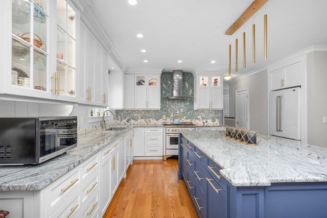 35 Bayshore Dr, Mashpee, MA 02649