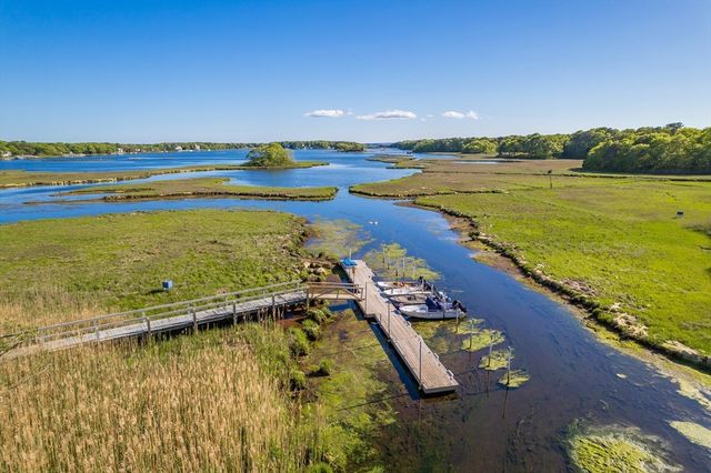 35 Bayshore Dr, Mashpee, MA 02649