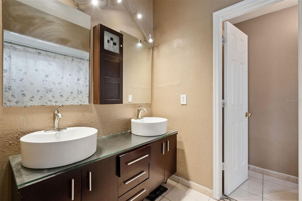 Image 15 of property listing at 1728 BROOK HOLLOW DRIVE, Orlando, FL 32824