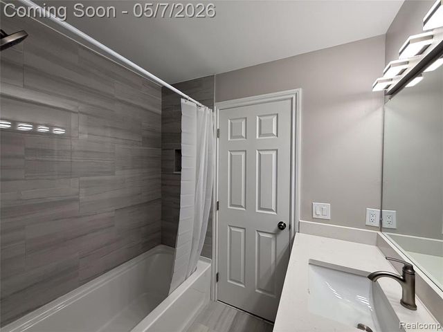 45480 Inverness Circle, Macomb, MI 48044