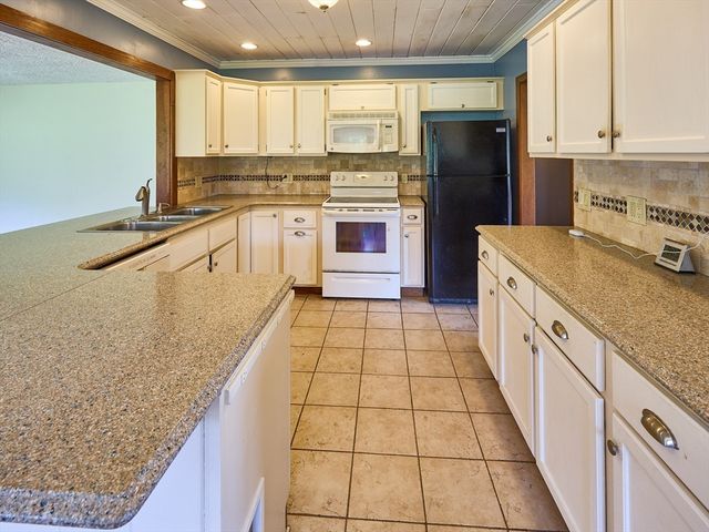 554 Sharps Lot Road, Swansea, MA 02777