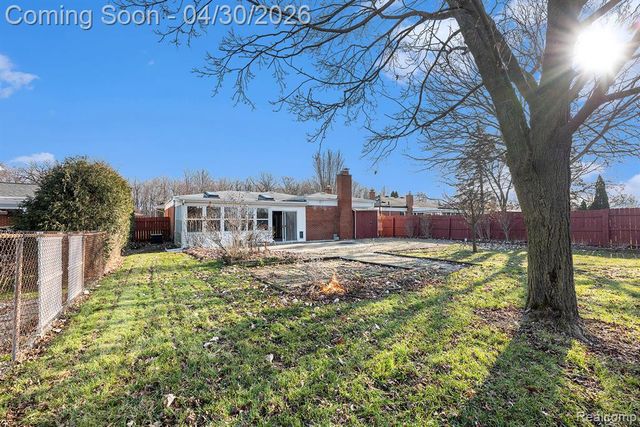 33807 Swan Drive, Sterling Heights, MI 48312