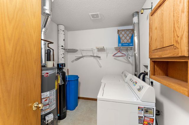 696 Monn Avenue, Vadnais Heights, MN 55127