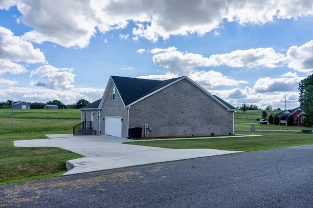3 Browning Dr, Fayetteville, TN 37334