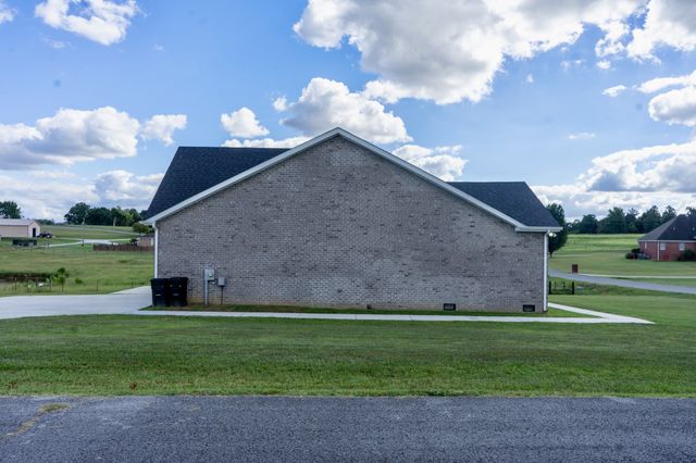 3 Browning Dr, Fayetteville, TN 37334