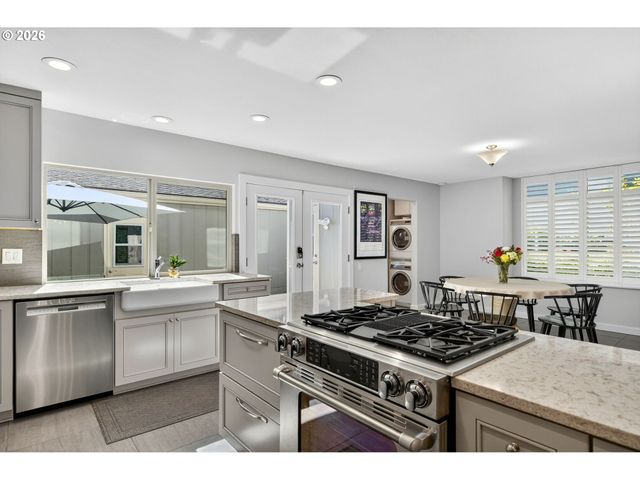 1908 BONNIEBRAE Dr, Lake Oswego, OR 97034